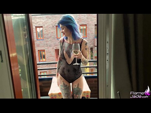 ❤️ 巨大的女孩大口吸吮,在空旷的天空下热情地做爱 ❤️ Porno fb❌️❤